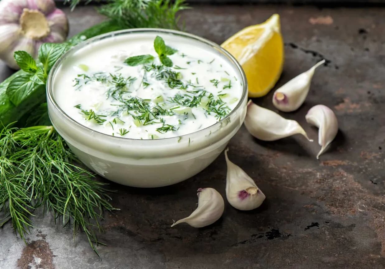 Jak skutecznie zastąpić majonez w sałatce zdrowymi i smacznymi alternatywami Jak skutecznie zastąpić majonez w sałatce zdrowymi i smacznymi alternatywami