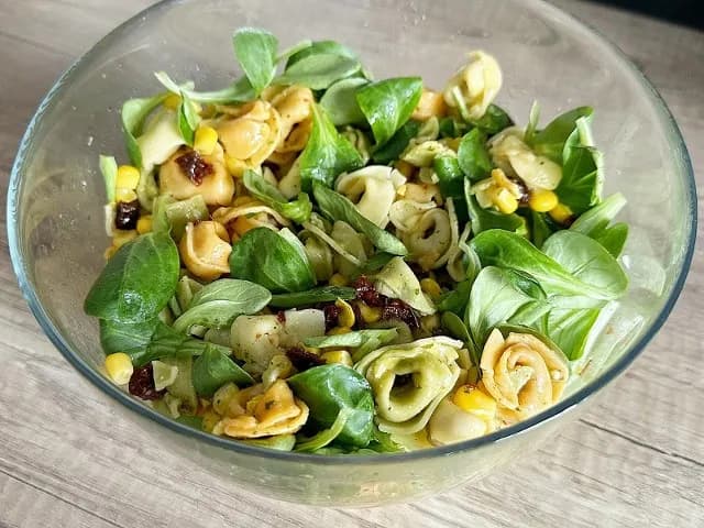 Jak zrobić sałatkę z tortellini - prosty przepis na idealną imprezową przekąskę