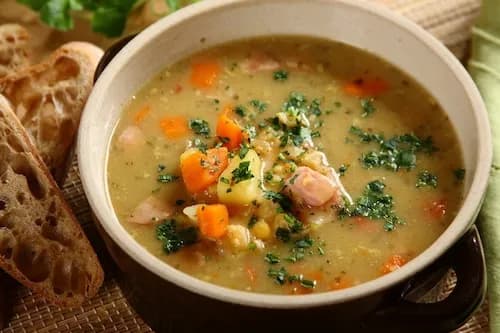 Najlepsze zupy na wywarze z golonki: przepisy i porady