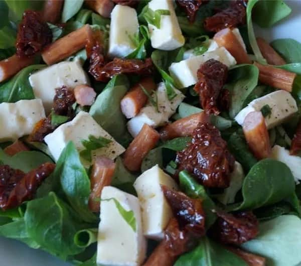 Sałatka z camembertem i suszonymi pomidorami: Przepis na hit imprez