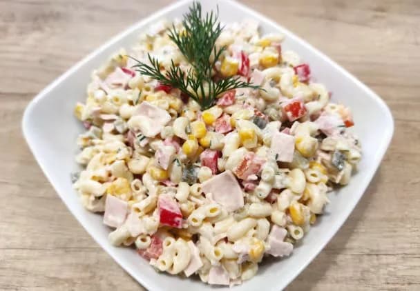 Jaka szynka do sałatki? Idealne połączenia i wybór dla smakoszy