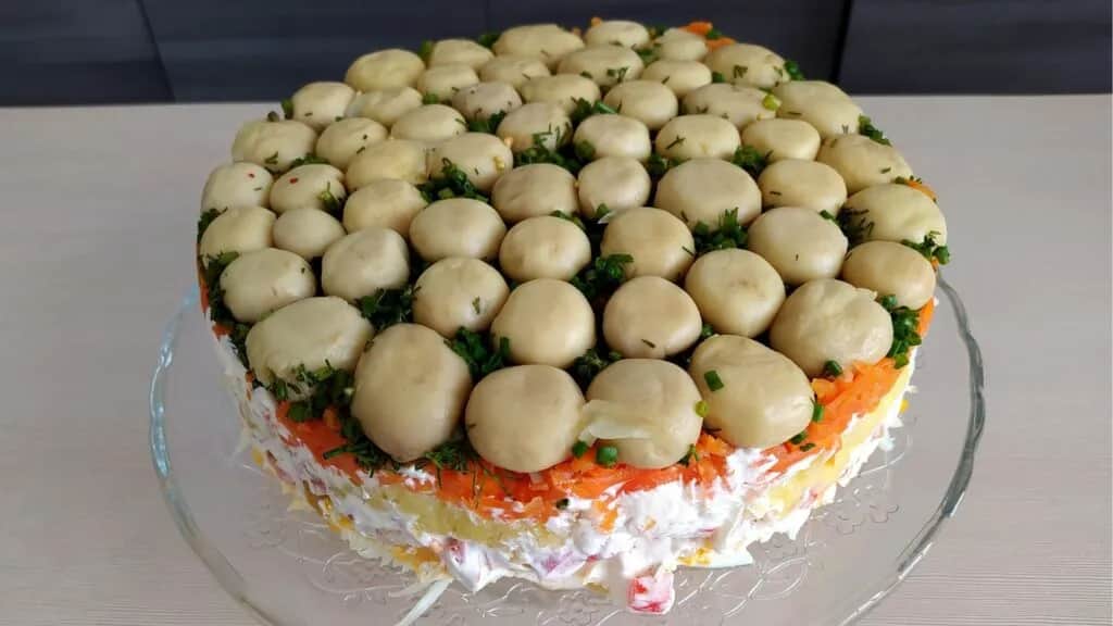 Jak zrobić efektowną sałatkę jak tort: przepis na udane przyjęcie