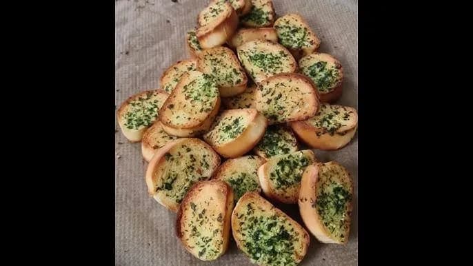 Chrupiące grzanki czosnkowe do zupy. Prosty przepis krok po kroku bez porażki