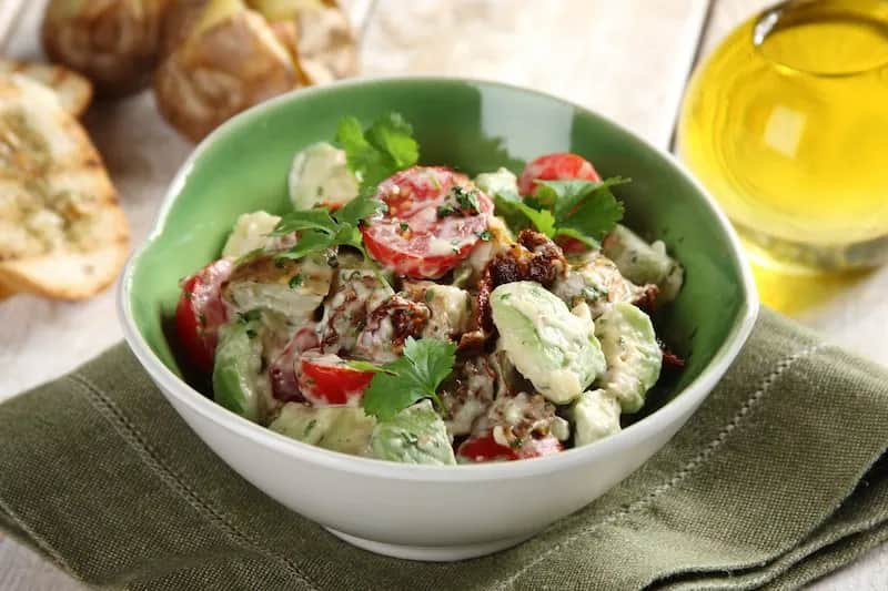 Letnie sałatki z suszonymi pomidorami: Pomysły na smaczne i zdrowe dania Letnie sałatki z suszonymi pomidorami: Pomysły na smaczne i zdrowe dania