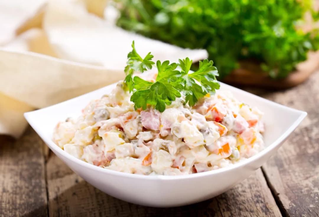 Ile kcal ma sałatka jarzynowa z majonezem? Zaskakujące wartości odżywcze!