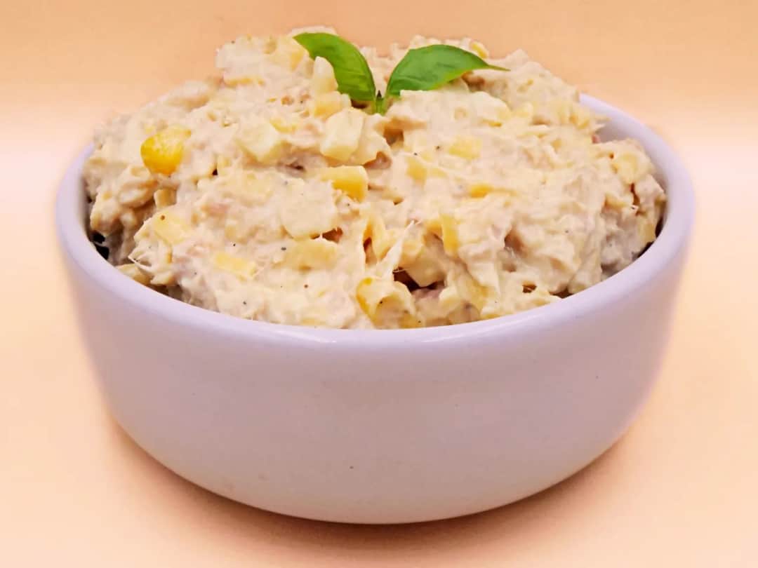 Najlepsza sałatka z tuńczykiem na szybki obiad - prosty przepis krok po kroku