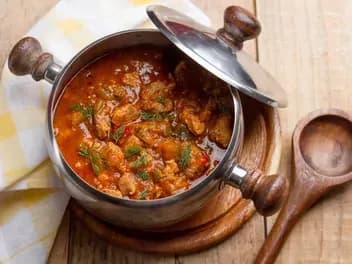 Przepyszny gulasz z wieprzowiny. Prosty przepis krok po kroku, który zachwyci każdego