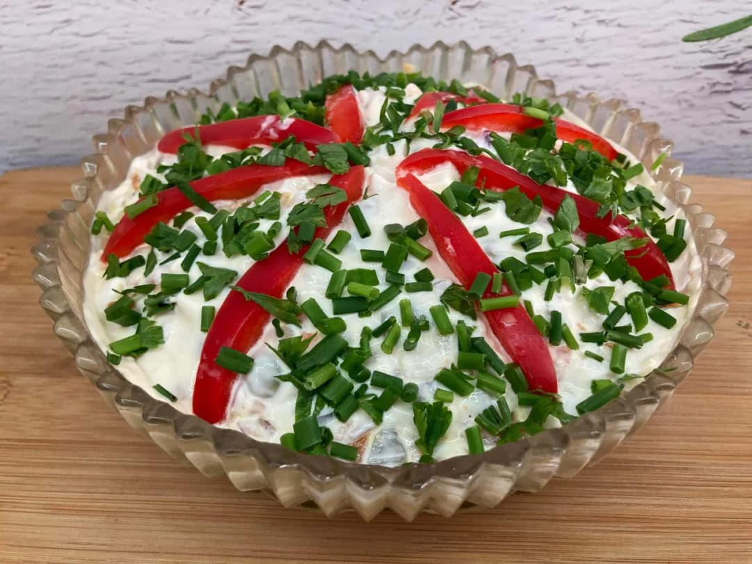 Jak udekorować sałatkę jarzynową: 10 prostych sposobów na efektowną ozdobę