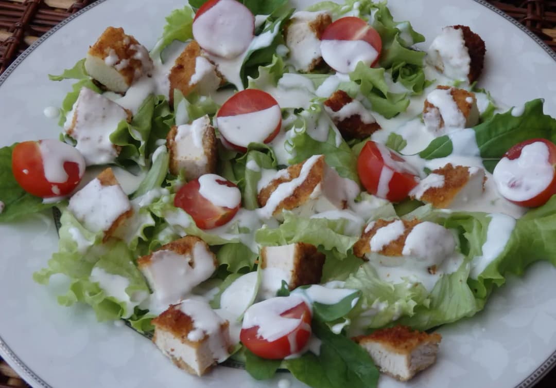 Najlepsze sosy do sałatki z kurczakiem - 5 sprawdzonych przepisów