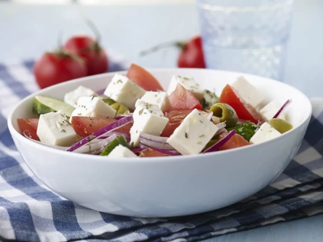 Jaki ser do sałatki? Poznaj najlepsze wybory dla wyśmienitych smaków