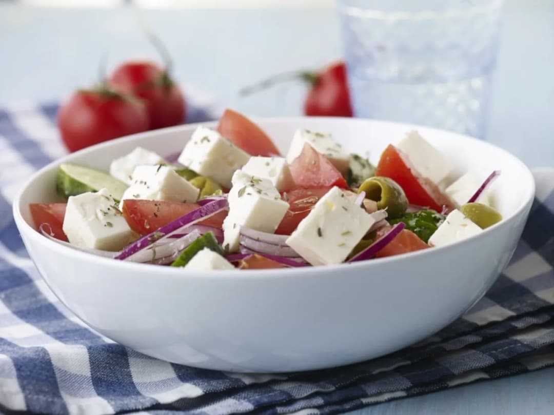 Jaki ser do sałatki? Poznaj najlepsze wybory dla wyśmienitych smaków