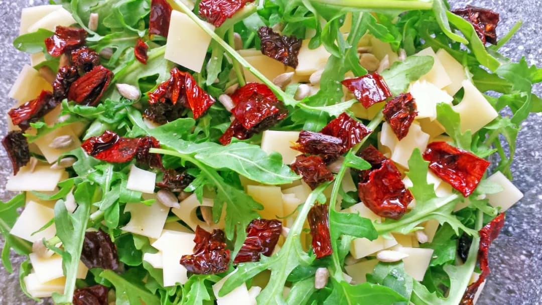 Jak zrobić sałatkę z rukoli - prosty przepis na zdrowe danie w 10 minut