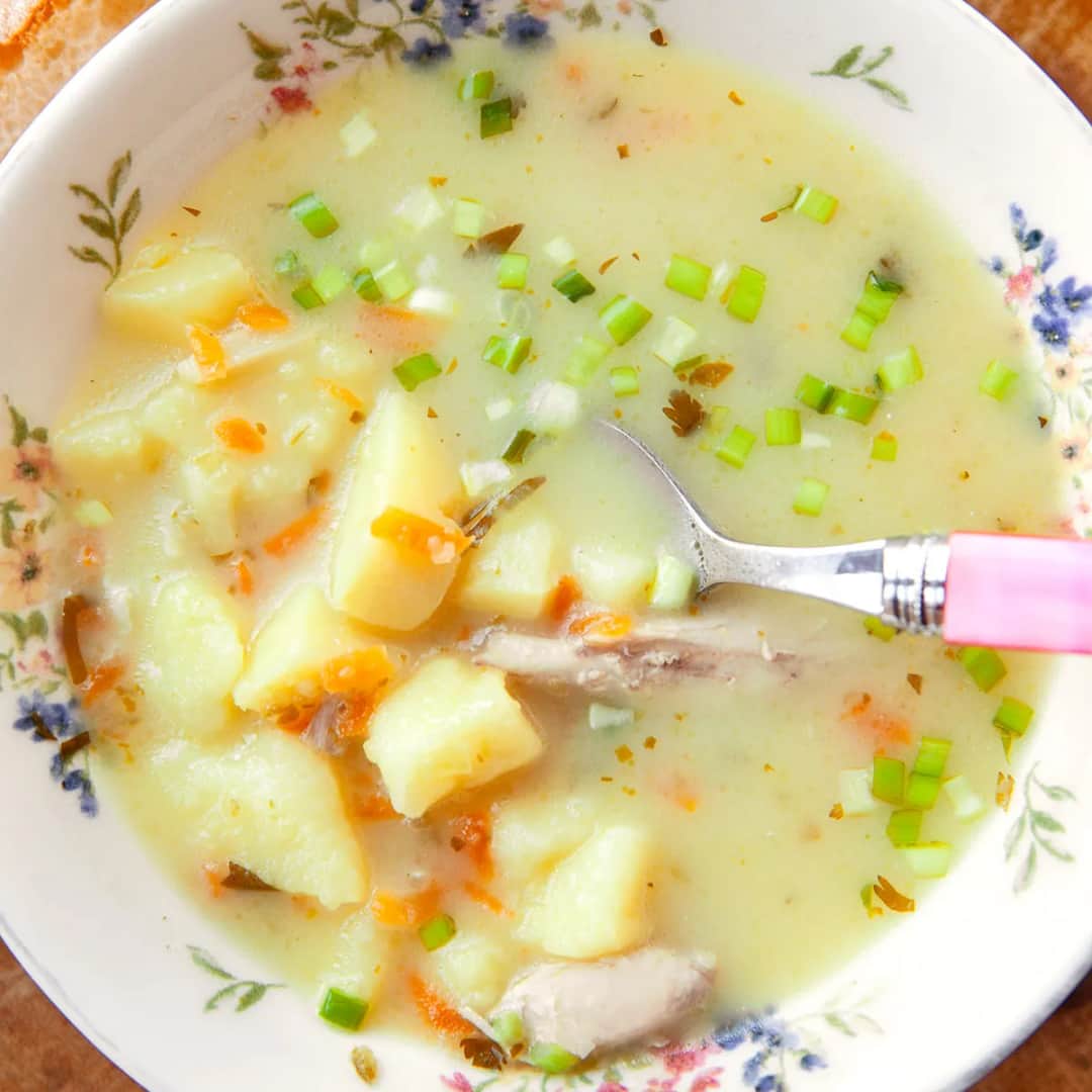 Zupa ogórkowa: Czy naprawdę jest lekkostrawna? Poznaj prawdę o trawieniu