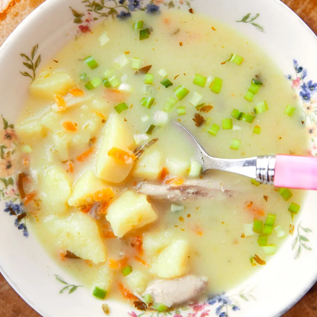 Zupa ogórkowa: Czy naprawdę jest lekkostrawna? Poznaj prawdę o trawieniu