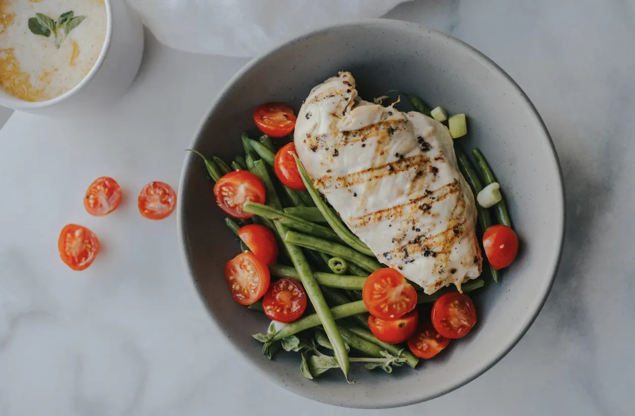 Jak wybrać dostawcę posiłków regeneracyjnych dla pracowników, by nie przepłacić i zachować jakość?