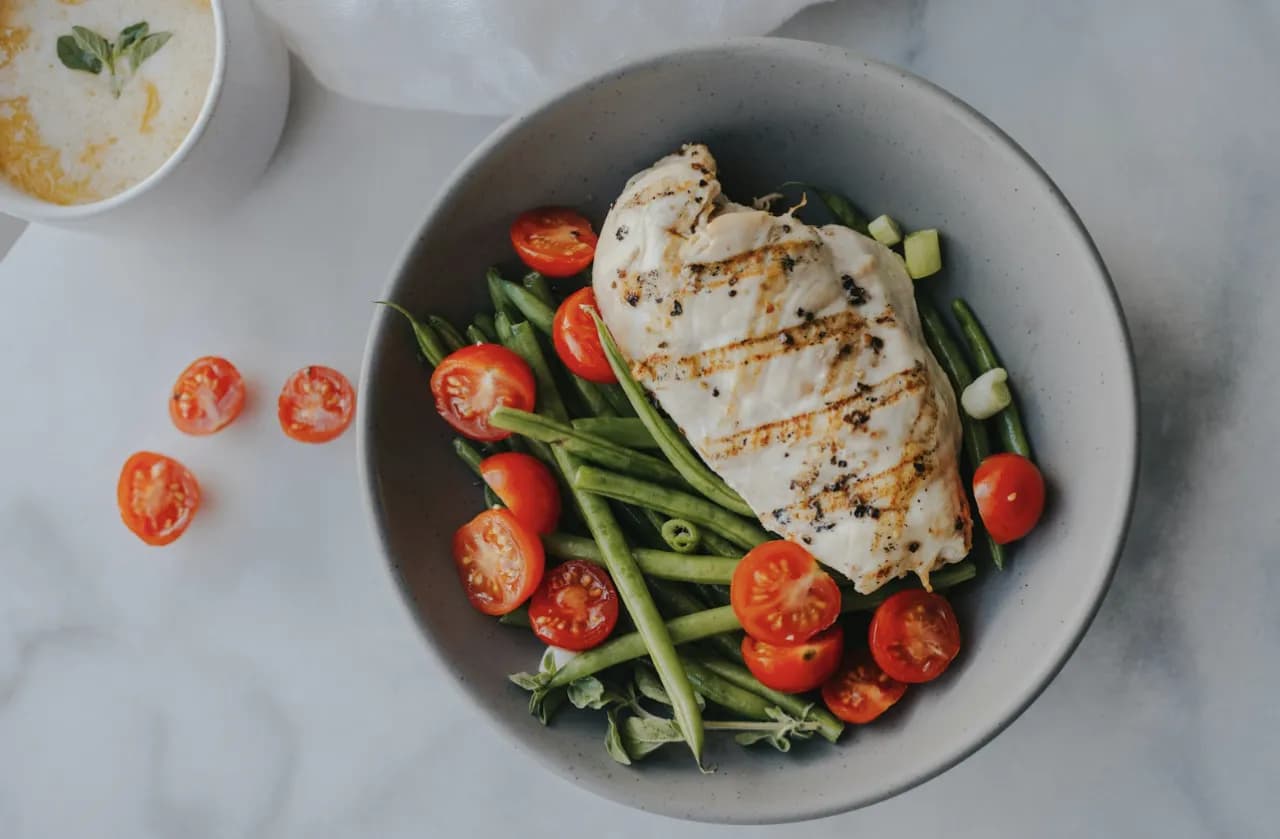 Jak wybrać dostawcę posiłków regeneracyjnych dla pracowników, by nie przepłacić i zachować jakość?