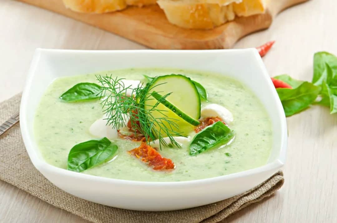 Prosta zupa ogórkowa krok po kroku. Domowy przepis, który zachwyci każdego!