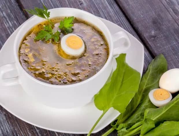 Pyszna zupa szczawiowa krok po kroku. Prosty przepis, który zachwyci każdego