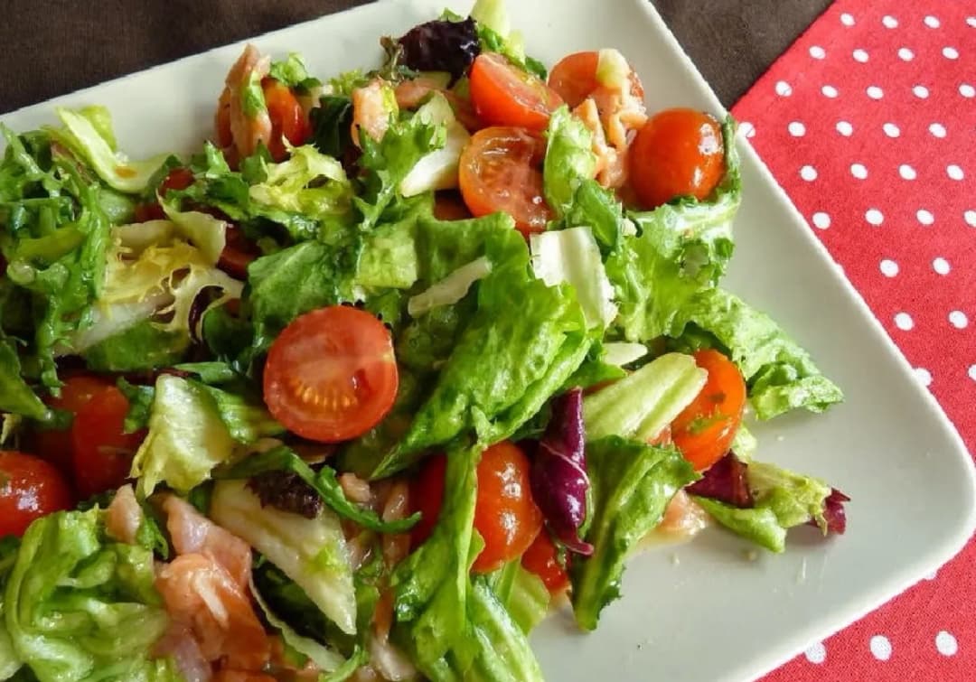 Najlepsze sałatki do łososia: 5 prostych i pysznych przepisów na każdą okazję