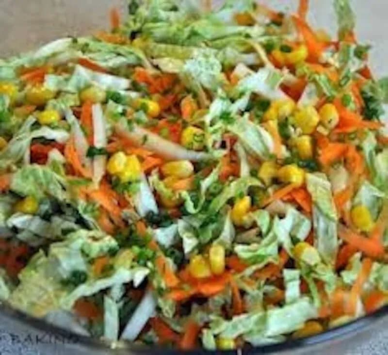 Najlepsza sałatka z kapusty pekińskiej: przepis krok po kroku i porady