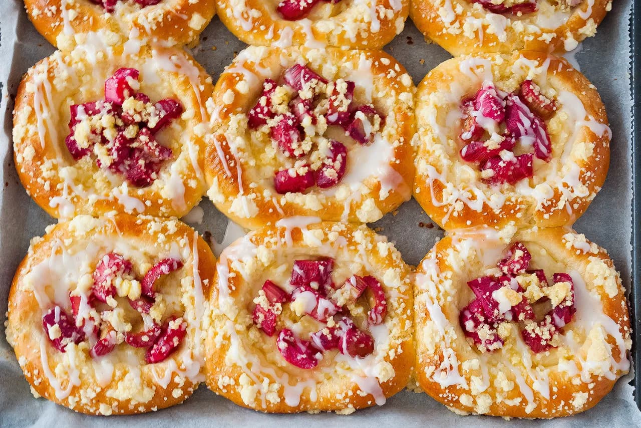 Drożdżówki z budyniem i rabarbarem: Wypróbuj ten sprawdzony przepis!