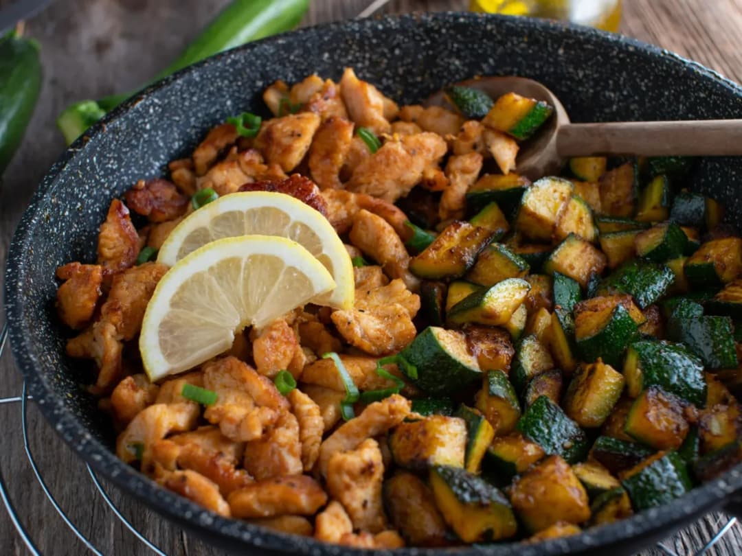 Jak ugotować kurczaka z cukinią? Pełnowartościowy obiad w 30 min