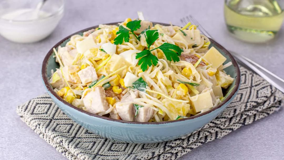 Prosty przepis na sałatkę z ananasem, która zachwyci każdego gościa