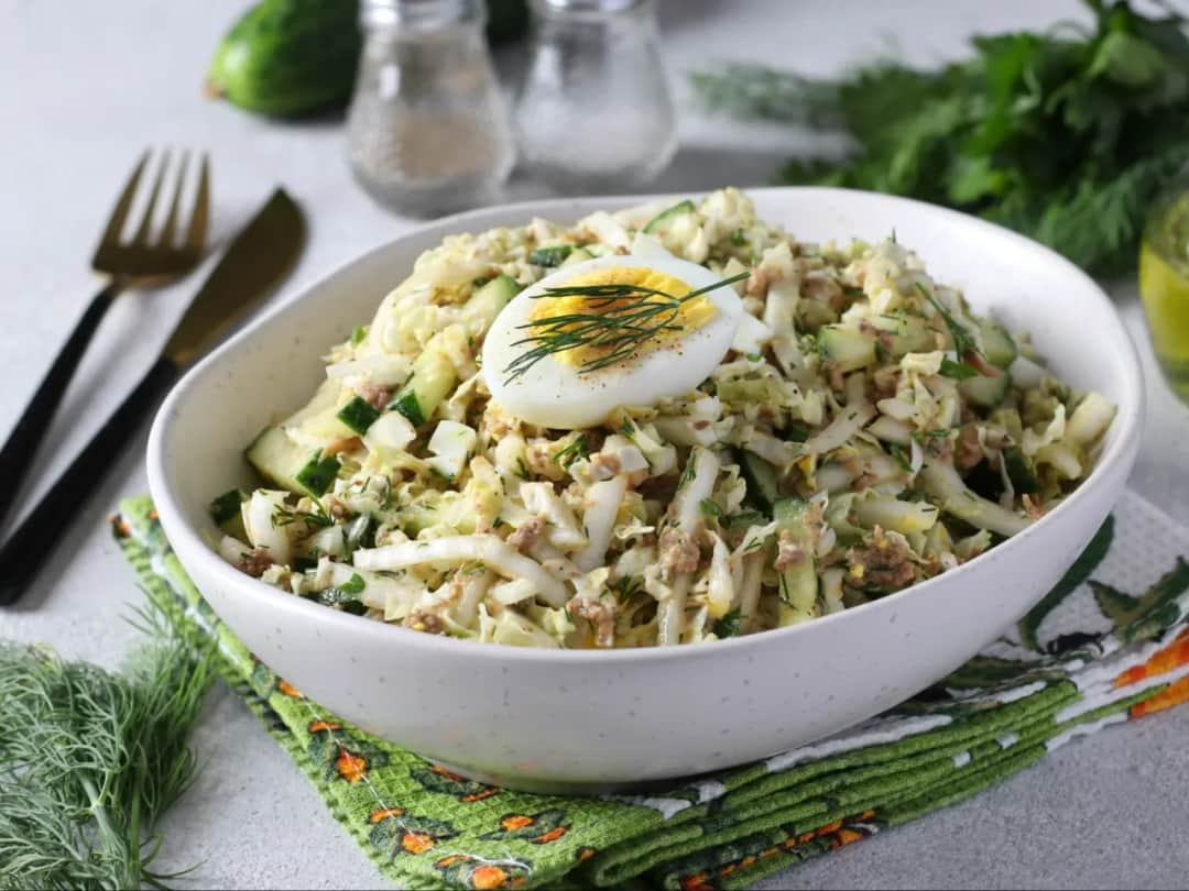 Sałatka z tuńczykiem: Zdrowy posiłek w 5 minut dla zabieganych Sałatka z tuńczykiem: Zdrowy posiłek w 5 minut dla zabieganych