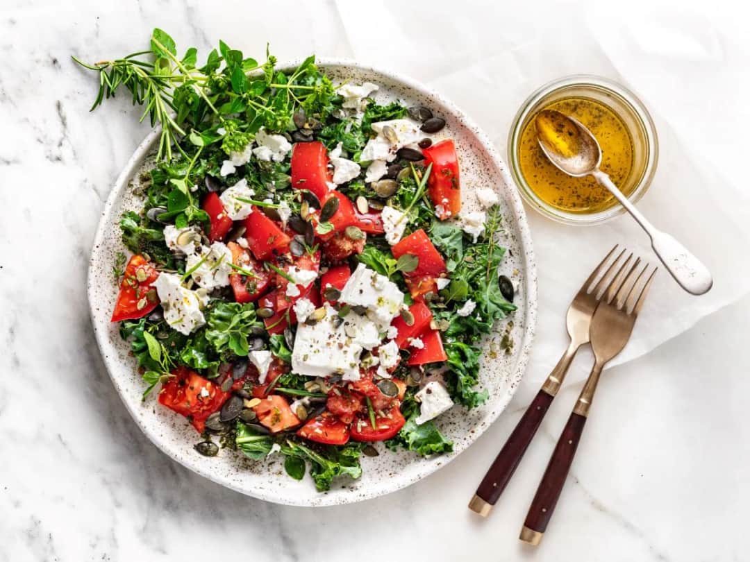 Jak przygotować jarmuż do sałatki, aby stał się pyszną ucztą?