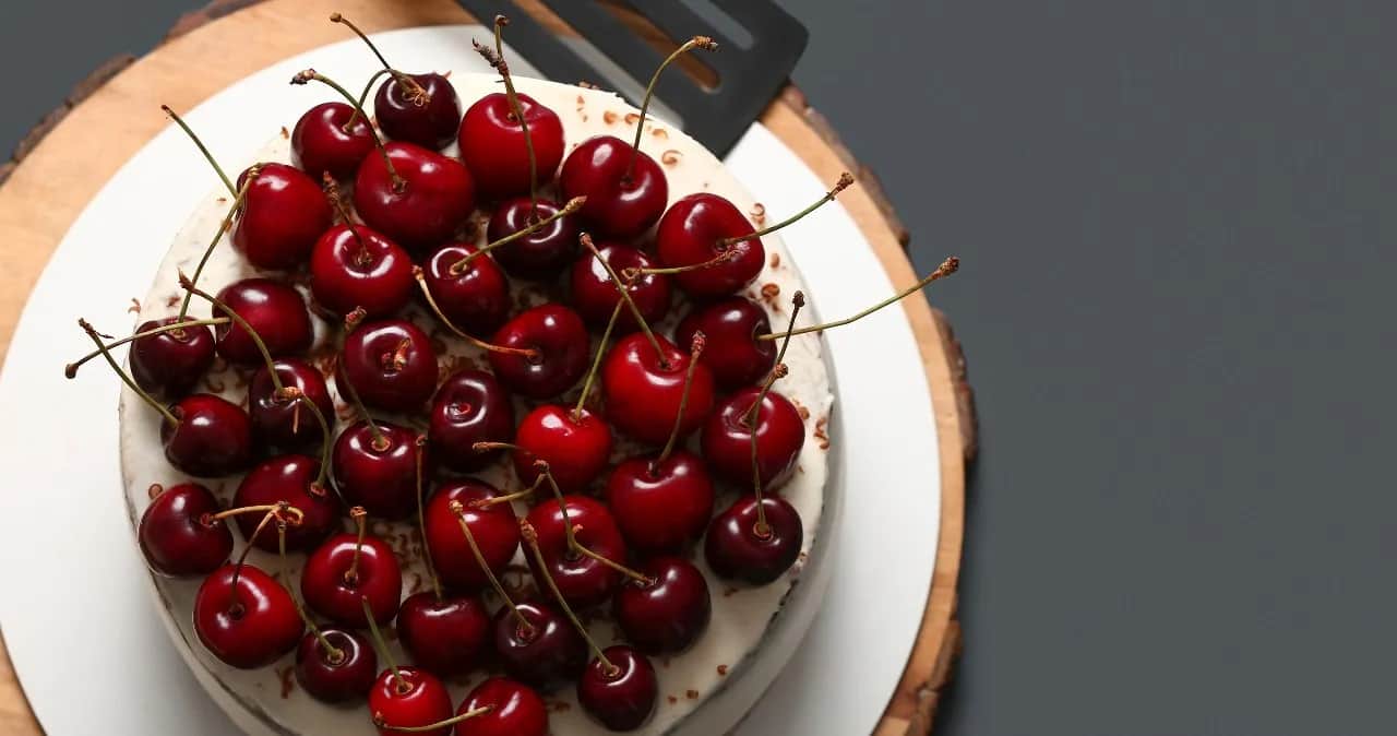 Kruche ciasto z wiśniami: Letni smak zamknięty w cieście. Spróbuj tego!