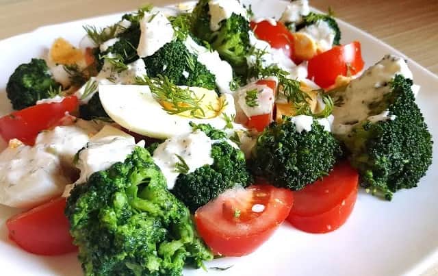 Jak zrobić sałatkę z brokułami i jajkiem, aby zachwycić smakiem i kolorem Jak zrobić sałatkę z brokułami i jajkiem, aby zachwycić smakiem i kolorem