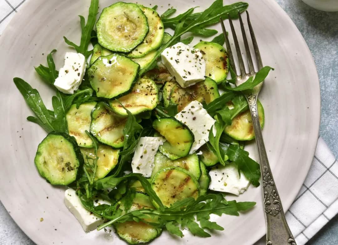 Najlepsza sałatka z cukinii: prosty przepis krok po kroku na lato 2025