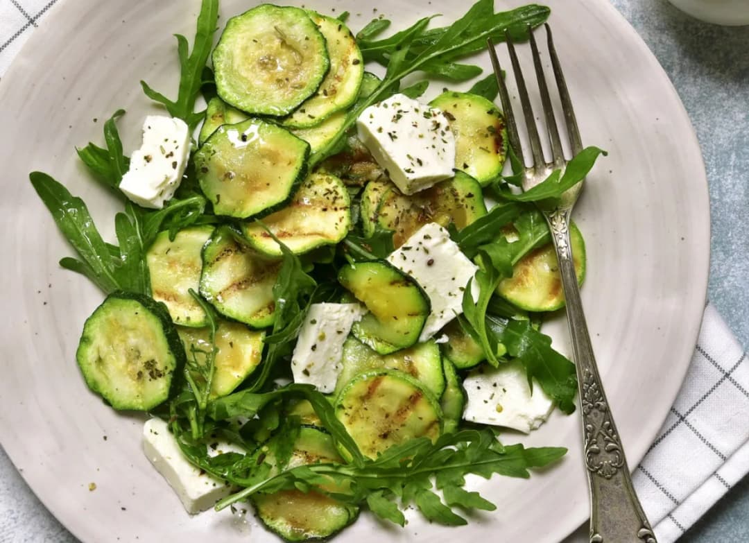 Najlepsza sałatka z cukinii: prosty przepis krok po kroku na lato 2025