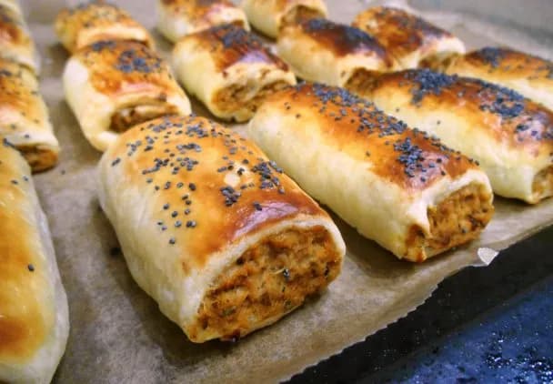 Ciasto drożdżowe z mięsem: Nocny przepis z lodówki. Oszczędź czas!