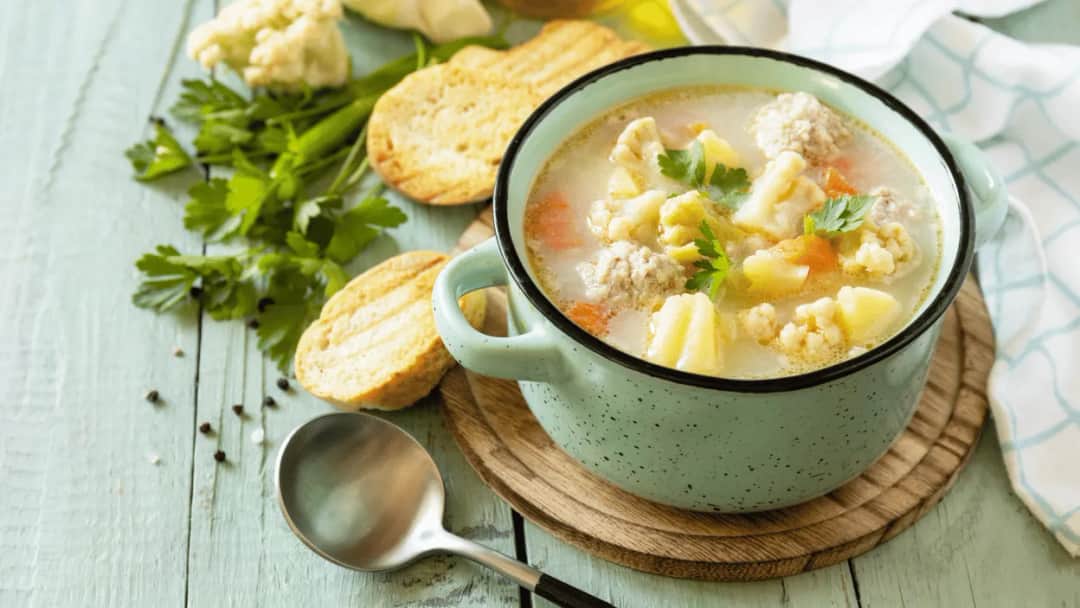 Pyszne zupy keto bez wysiłku: Chudnij jedząc, nie cierpiąc głodu!