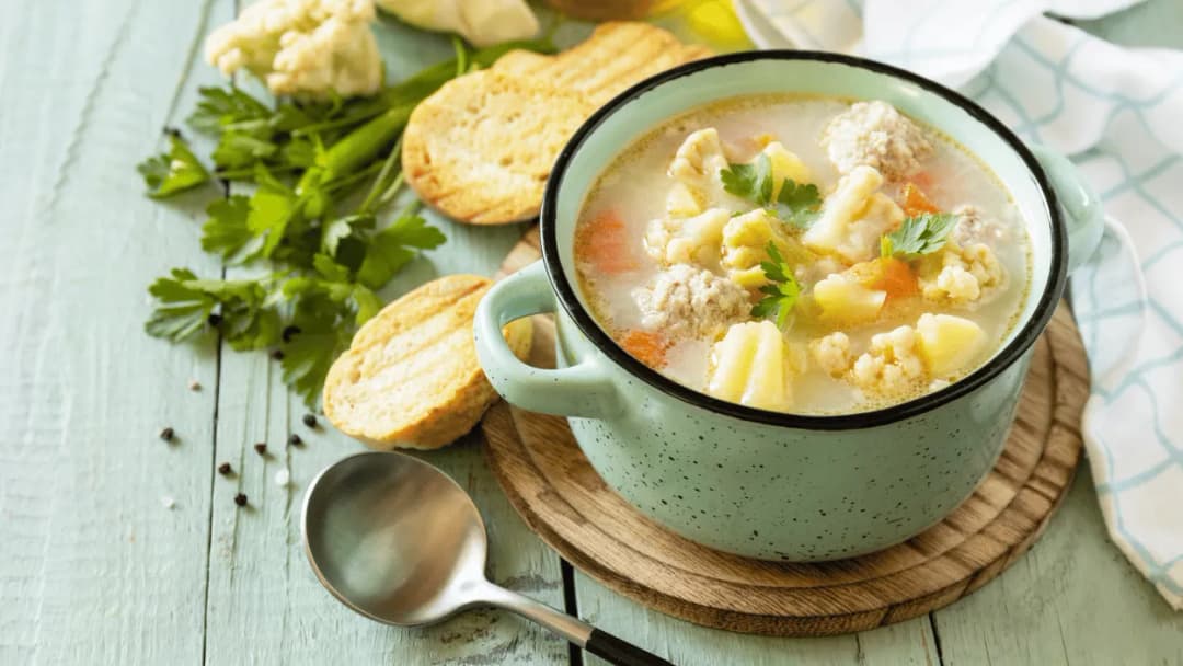 Pyszne zupy keto bez wysiłku: Chudnij jedząc, nie cierpiąc głodu!