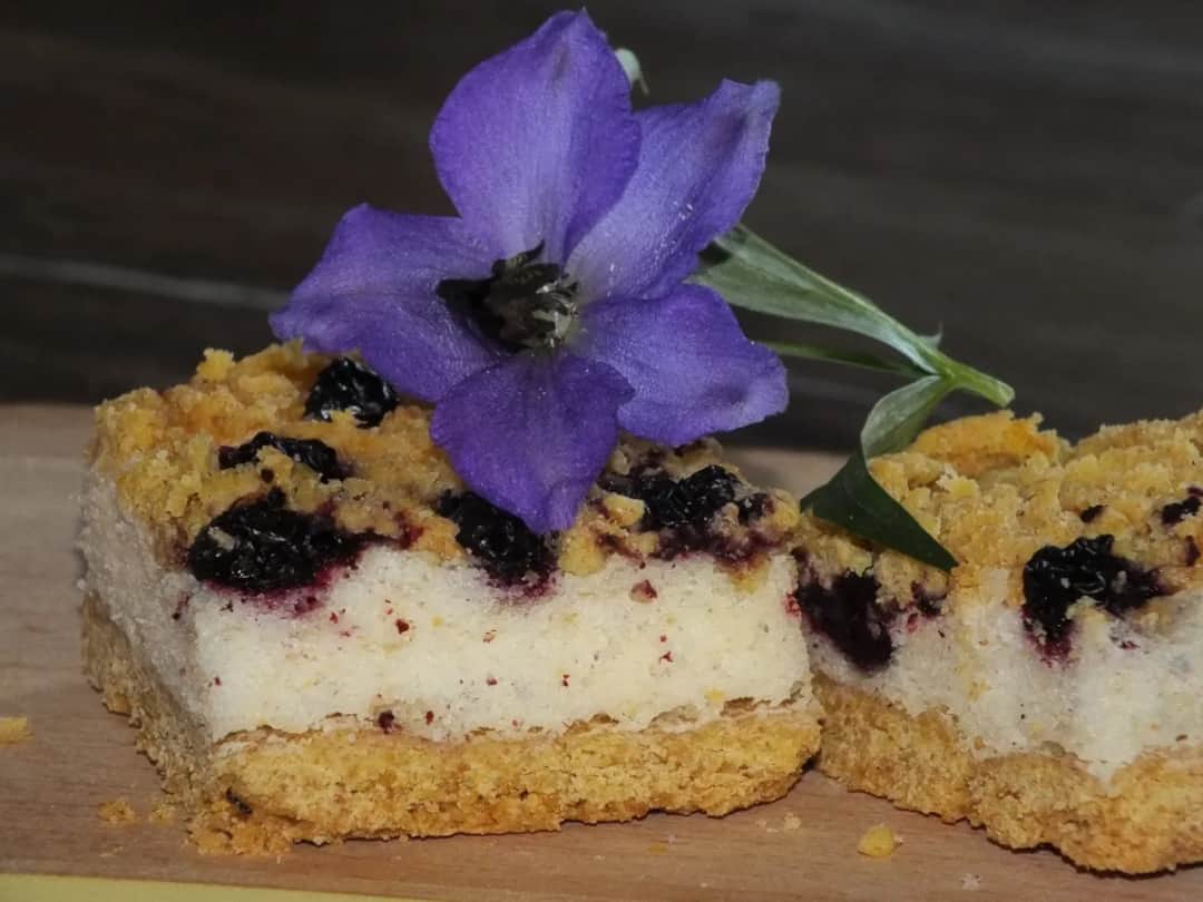 Jak upiec jesienne ciasto z aronią i budyniem - najlepszy przepis