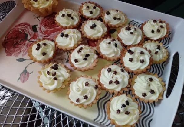 Kruche babeczki z kajmakiem i orzechami - Idealna przekąska dla gości