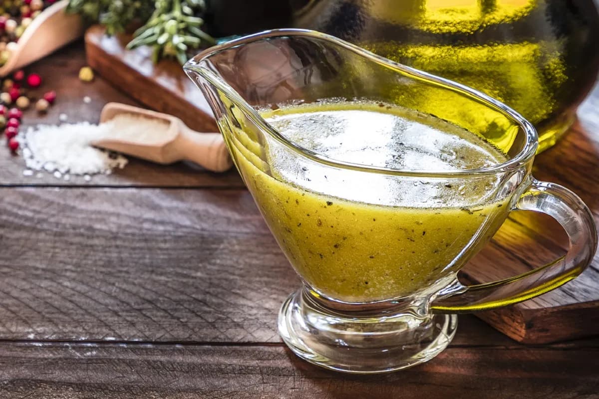 Jak zrobić sos winegret do sałatki – prosty przepis i ciekawe warianty Jak zrobić sos winegret do sałatki – prosty przepis i ciekawe warianty