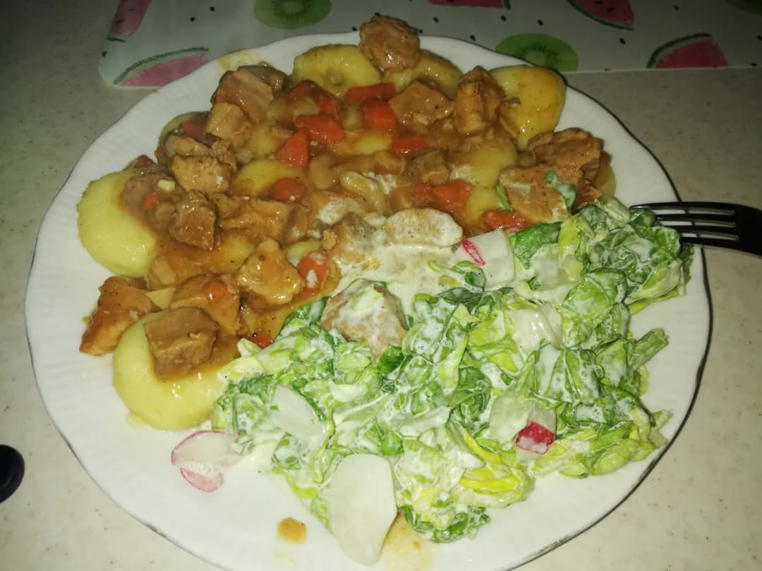 Idealne sałatki do klusek śląskich z sosem – zaskocz smakiem i wyglądem