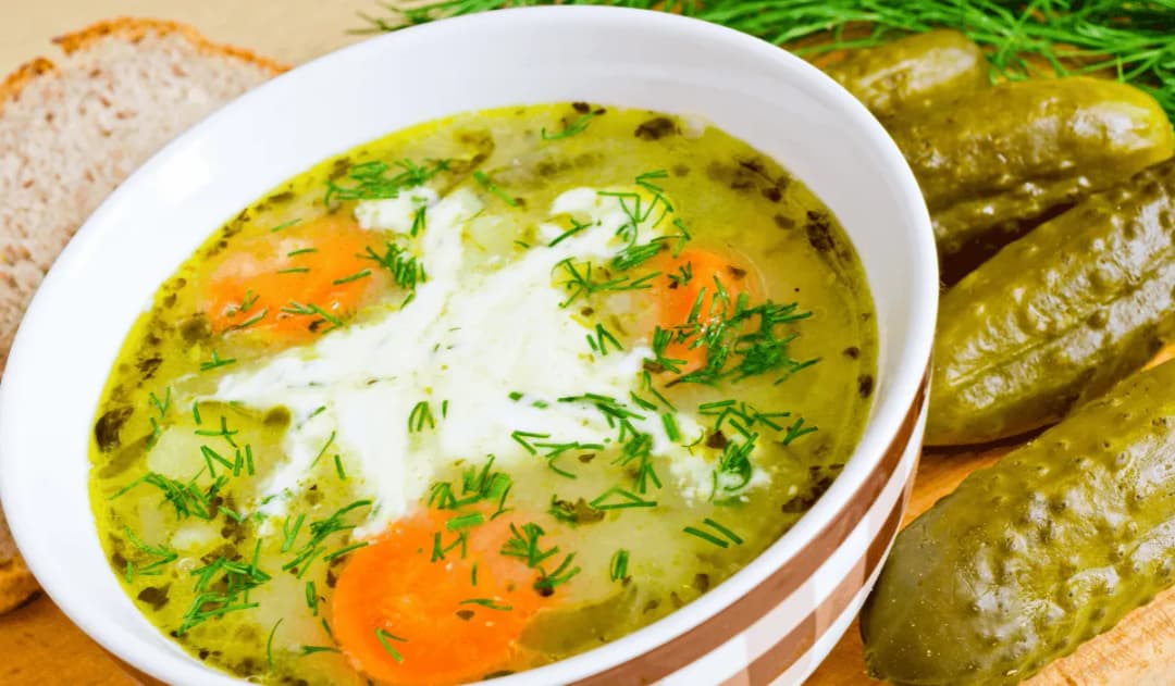 Co dodać do zupy ogórkowej? 10 składników dla lepszego smaku