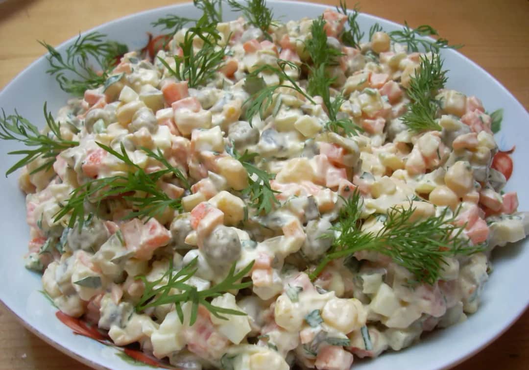 Czy do sałatki jarzynowej dodaje się cebulę? Zalety i alternatywy dla cebuli