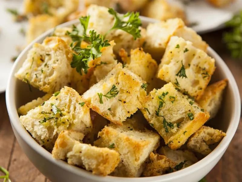 Jak zrobić grzanki do sałatki w 5 minut - najlepsza domowa metoda krok po kroku