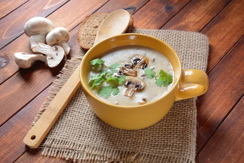 Pyszna zupa pieczarkowa krok po kroku. Uniknij błędów i zachwycaj smakiem!
