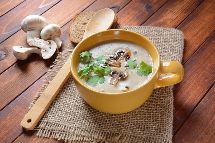 Pyszna zupa pieczarkowa krok po kroku. Uniknij błędów i zachwycaj smakiem!