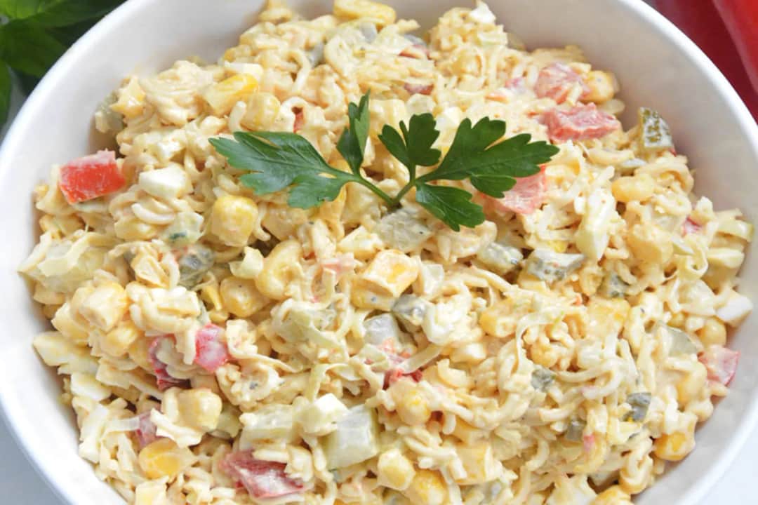 Jak się robi sałatkę z zupek chińskich? Prosty przepis na smaczną przekąskę Jak się robi sałatkę z zupek chińskich? Prosty przepis na smaczną przekąskę