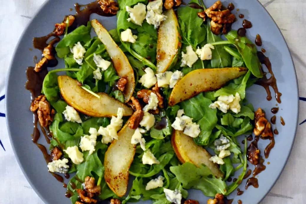 Jak skarmelizować gruszkę do sałatki - idealny przepis na pyszne danie