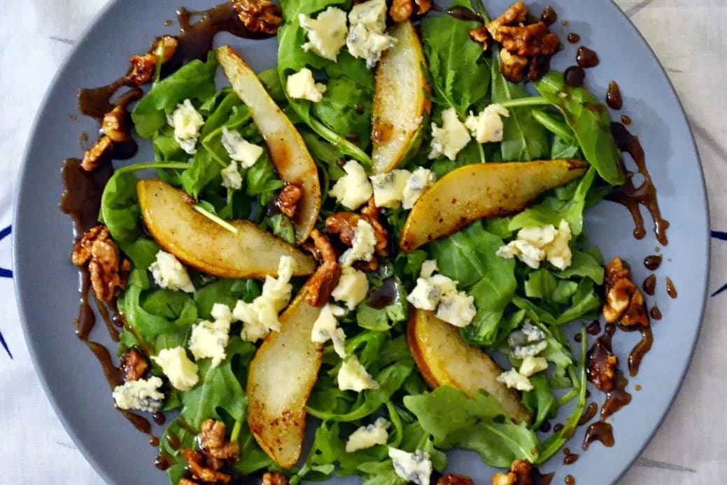 Jak skarmelizować gruszkę do sałatki - idealny przepis na pyszne danie